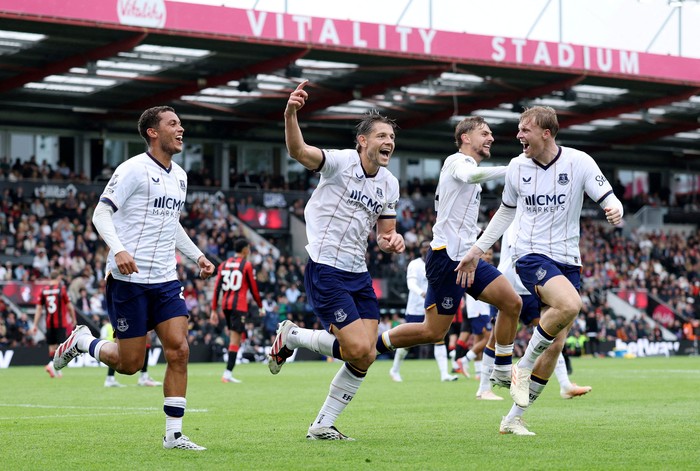 Soccer Football - Premier League - AFC Bournemouth v Everton - Vitality Stadium, Bournemouth, Britain - August 29, 2026 Everton's James Tarkowski celebrates scoring their first goal with Brennan Johnson and Jarrad Branthwaite Action Images via Reuters/John Sibley EDITORIAL USE ONLY. NO USE WITH UNAUTHORIZED AUDIO, VIDEO, DATA, FIXTURE LISTS, CLUB/LEAGUE LOGOS OR 'LIVE' SERVICES. ONLINE IN-MATCH USE LIMITED TO 120 IMAGES, NO VIDEO EMULATION. NO USE IN BETTING, GAMES OR SINGLE CLUB/LEAGUE/PLAYER PUBLICATIONS. PLEASE CONTACT YOUR ACCOUNT REPRESENTATIVE FOR FURTHER DETAILS..     TPX IMAGES OF THE DAY
