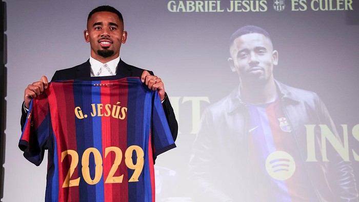 BARCELONA, SPAIN - SEPTEMBER 01: Gabriel Jesus poses with an FC Barcelona shirt during his presentation as new player of FC Barcelona at Commercial Office on September 01, 2026 in Barcelona, Spain. (Photo By Javier Borrego/Europa Press via Getty Imag