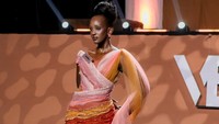Unik! Gaun Miss Uganda di Miss World Gambarkan 7 Lapisan Operasi Caesar