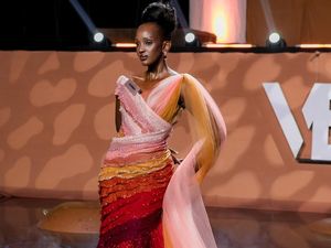 Unik! Gaun Miss Uganda di Miss World Gambarkan 7 Lapisan Operasi Caesar