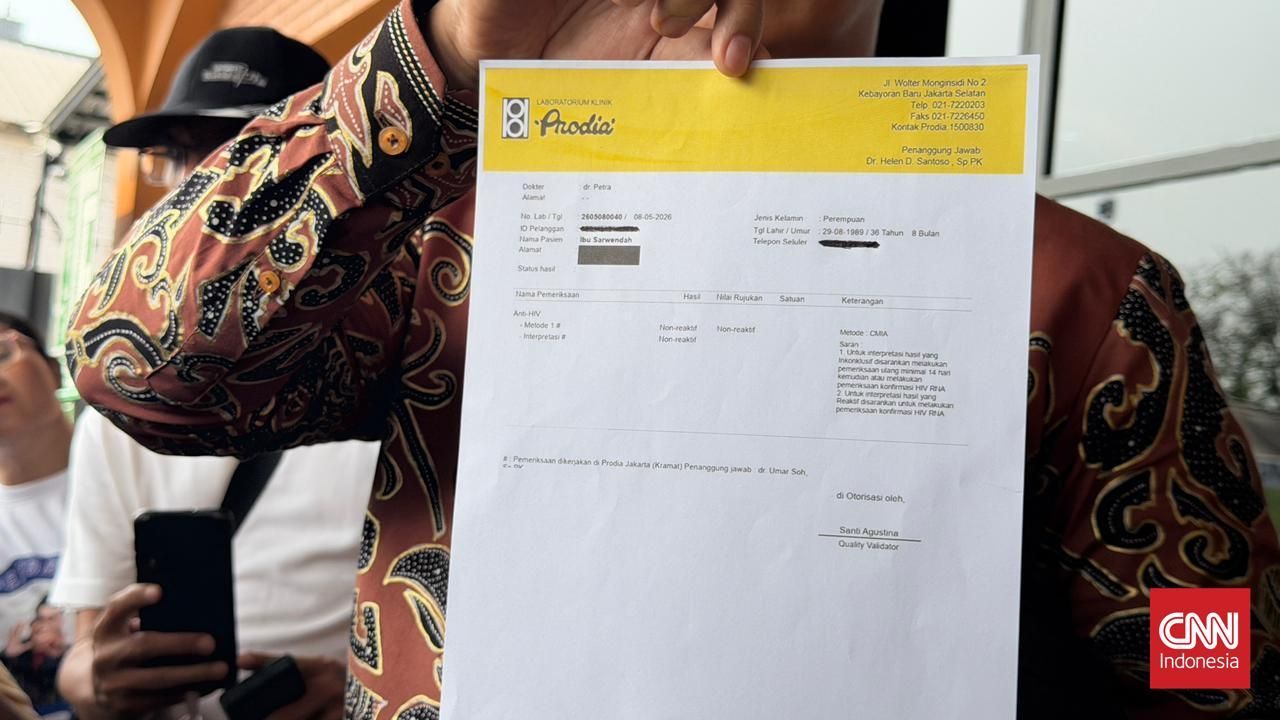 Hasil tes HIV Sarwendah Pengacara Sarwendah, Chris Sam Siwu, memamerkan hasil tes HIV Sarwendah kepada wartawan di Pengadilan Negeri Jakarta Selatan, Rabu (2/9/2026).