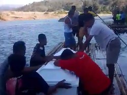 Viral Jenazah Wanita di NTT Diangkut Rakit Bambu Seusai Operasi Caesar