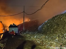 22 Armada Damkar Diterjunkan Padamkan Kebakaran TPA Putri Cempo Solo