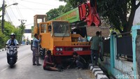 Truk Crane Seruduk Sejumlah Kendaraan di Mojosongo Solo