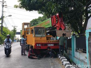 Truk Crane Seruduk Sejumlah Kendaraan di Mojosongo Solo, 6 Orang Masuk RS
