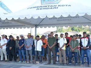 Walkot Siska Imran Bagikan e-Pas Kecil bagi Kelompok Nelayan Kendari