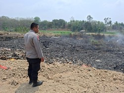 Hari Ke-6 Kebakaran, Masih Ada Asap Tipis di TPA Liar Waringinkurung