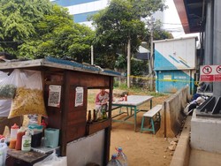 Pedagang Lihat Banyak Lalat di Gardu LRT Pancoran, Ternyata Ada Mayat