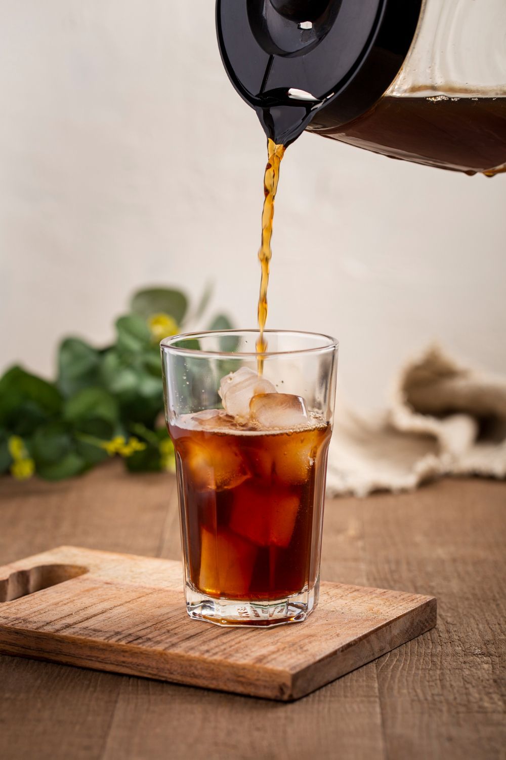 Pada teh hitam seduh, memiliki kalori yang sangat sedikit (2,4 kkal per 8 ons cairan) dan mengandung sedikit mineral, seperti natrium dan magnesium. Menambahkan daun mint dan perasan lemon bisa menjadi alternatif selain air putih.