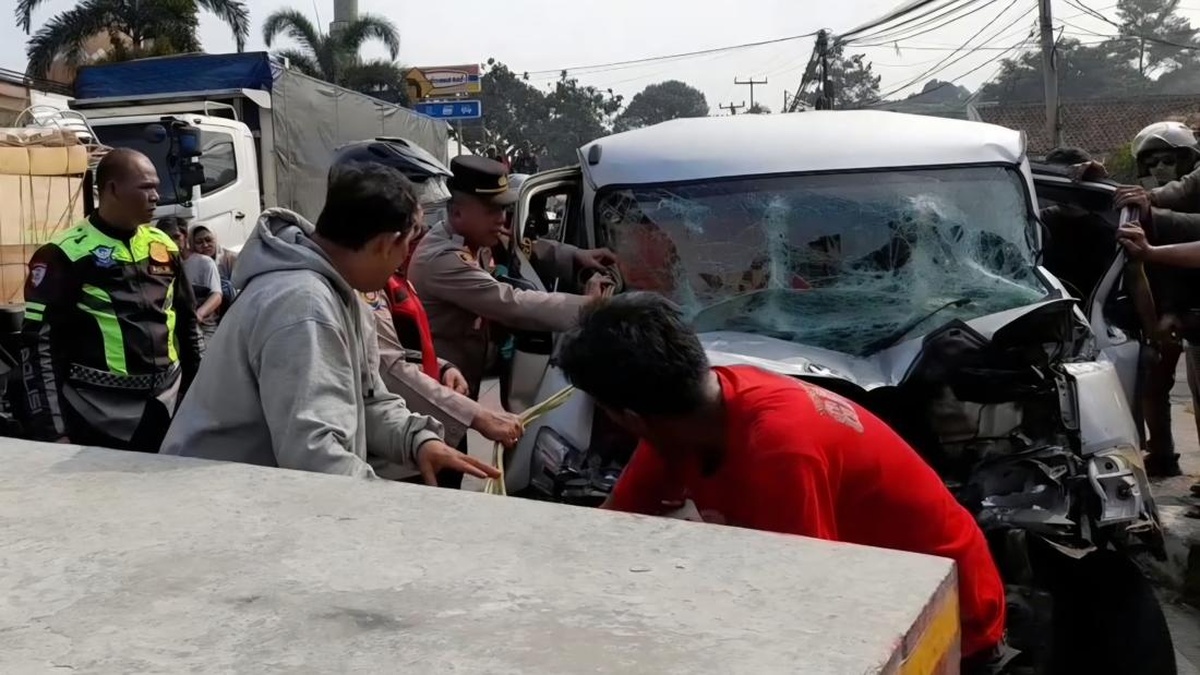 Minibus Ringsek Tabrak Tronton Mogok di Jalur Bocimi, Sopir Terjepit