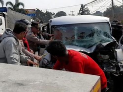Mobil Ringsek Tabrak Tronton Mogok di Jalur Bocimi, Sopir Terjepit