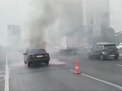Mobil Sedan Terbakar di Tol JORR Km 20, Lalin Tersendat