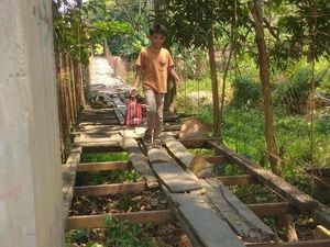 Momen Tegang Bocah Lewati Jembatan Gantung Maut di Palopo 7 Bulan Tak Diperbaiki