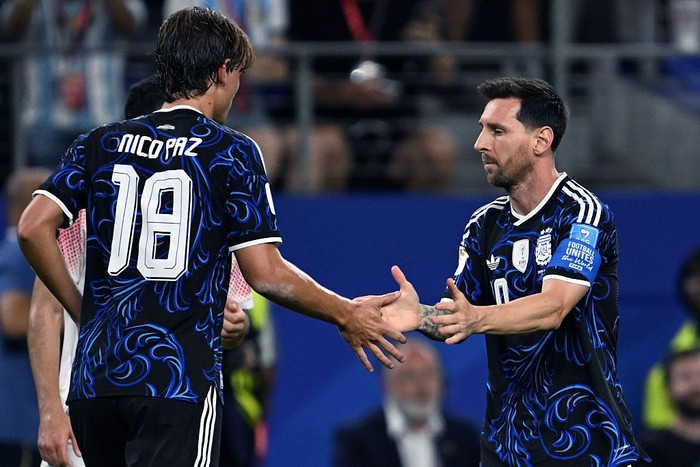 ARLINGTON, TEXAS - JUNE 27:  Lionel Messi of Argentina and Nico Paz of Argentina during the FIFA World Cup 2026 Group J match between Jordan and Argentina at Dallas Stadium on June 27, 2026 in Arlington, Texas. (Photo by Image Photo Agency/Getty Imag