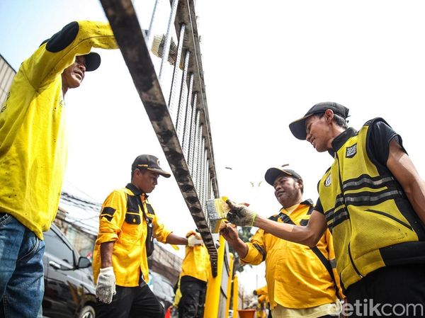 Pagar Pembatas di Depan Pasar Kramat Jati Dipercantik