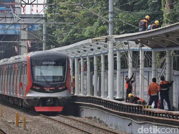 Peron Stasiun Karet Mulai Dibongkar Usai Resmi Ditutup
