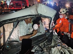 Drama Evakuasi Pasutri Terjepit di Grand Max Usai Tabrak Truk di Lampung