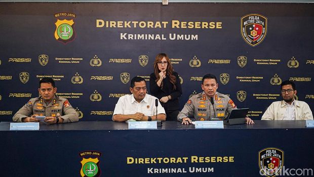 Direktur Reskrimum Polda Metro Jaya Kombes Iman Imanuddin menunjukkan sketsa wajah dua terduga pelaku pengeroyokan Bambang Setiawan dalam konferensi pers di Mapolda Metro Jaya, Jakarta, Rabu (2/9/2026).