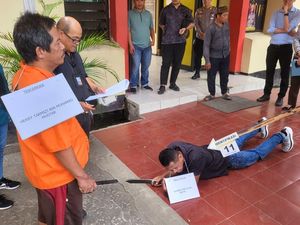 Polisi Gelar Rekonstruksi Lansia Tewas Dibacok Tetangga