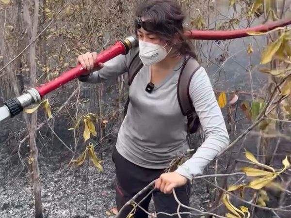 Foto Sherina Munaf di Kalteng, Terjun Langsung Bantu Padamkan Kebakaran Hutan