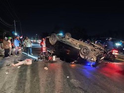 Brak! Agya Lompat Lawan Arah hingga Terbalik Lalu Tabrak Motor di Gresik