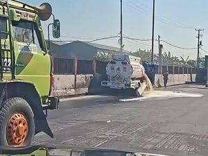 Truk BBM Tabrakan dengan Kontainer di Tol Makassar, Solar Tumpah ke Jalan