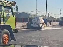 Truk BBM Tabrakan dengan Kontainer di Tol Makassar, Solar Tumpah ke Jalan