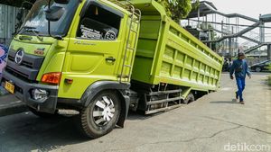 Truk Terperosok, Satu Lajur Jalan Terganggu