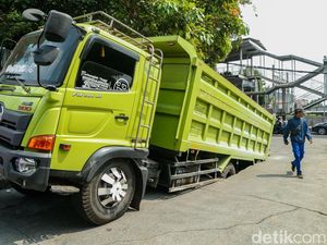 Truk Terperosok, Satu Lajur Jalan Terganggu