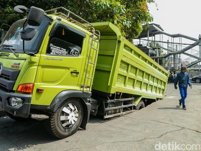 Truk Terperosok, Satu Lajur Jalan Terganggu