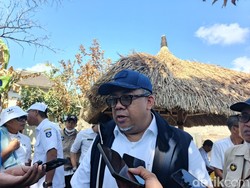 Fahri Hamzah Minta Warga Desa Sade Tak Tergesa-gesa Bangun Rumah Usai Kebakaran
