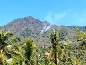 Sejumlah Titik Api Terlihat di Bukit Sesar Tejakula