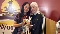 Keren! Embun Putri Omesh-Dian Ayu Raih 3 Medali Lomba Debat Internasional