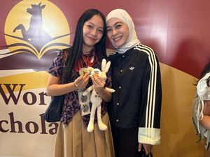 Keren! Embun Putri Omesh-Dian Ayu Raih 3 Medali Lomba Debat Internasional