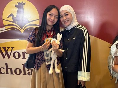 Keren! Embun Putri Omesh-Dian Ayu Raih 3 Medali Lomba Debat Internasional