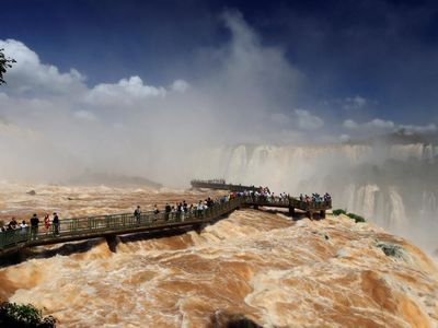 Debit Air Terjun Iguazu Meningkat, Wisatawan Justru Ramai Mendekat