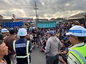 Sopir Blokir Pelabuhan Ketapang 2 Jam, Otoritas Sepakati 6 Poin Urai Macet