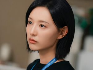 Kim Ji Won Karismatik & Badass di Poster Drakor Doctor X