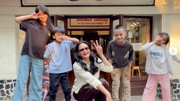 7 Potret Donna Harun Bareng Cucu, Makin Awet Muda di Usia 58 Tahun