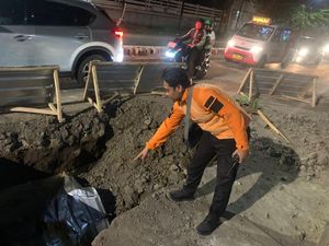 Diduga Ngantuk, Pemotor di Surabaya Terperosok ke Galian Proyek Drainase