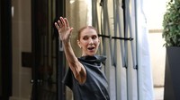 Potret Stylish Celine Dion Sapa Fans, Mendadak Ikut Nyanyi di Jalanan Paris
