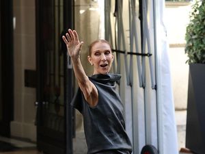 Potret Stylish Celine Dion Sapa Fans, Mendadak Ikut Nyanyi di Jalanan Paris