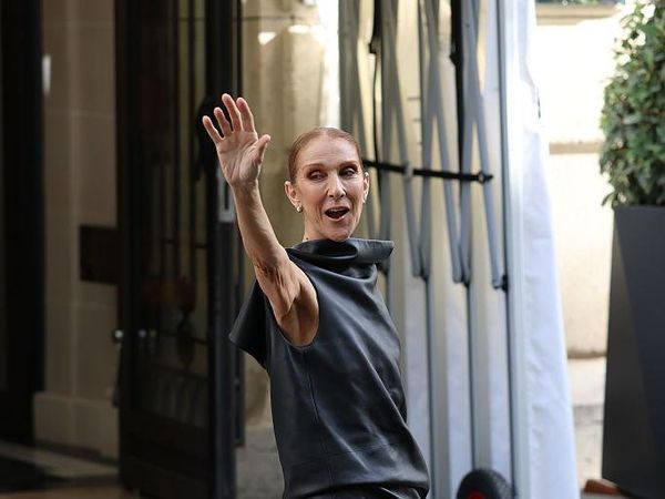 Potret Stylish Celine Dion Sapa Fans, Mendadak Ikut Nyanyi di Jalanan Paris