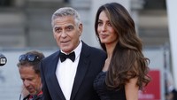 Gaya Glamor nan Anggun Amal Clooney Gandeng George Clooney di Red Carpet