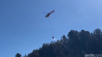 Cara Kerja Water Bombing, Jatuhkan 4.000 Liter Air ke Titik Api