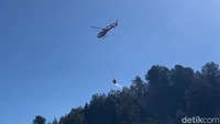 Helikopter Water Bombing Kembali Diterjunkan Padamkan Kebakaran TNBTS