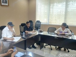 Tangis Orang Tua dr Icha Pecah di Kantor DPD RI