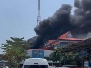 Kantor Bea Cukai Batam Terbakar, Api Muncul dari Atap Gedung Bidang Pengawasan