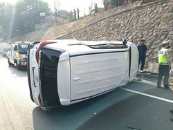 Coba Hindari Truk, 2 Mobil Tabrakan hingga Terguling di Tol JORR
