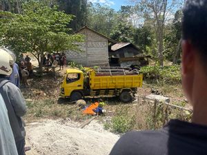 Petaka Truk Angkut Rombongan Adat di Sumba Barat
